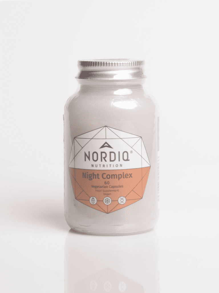 Nordiq Nutrition Night Complex kosttilskud i glas med orange geometrisk etiket, 60 vegetabilske kapsler