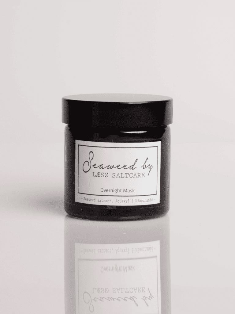 Brun glaskrukke med sort låg og label Seaweed overnight mask fra Læsø Saltcare