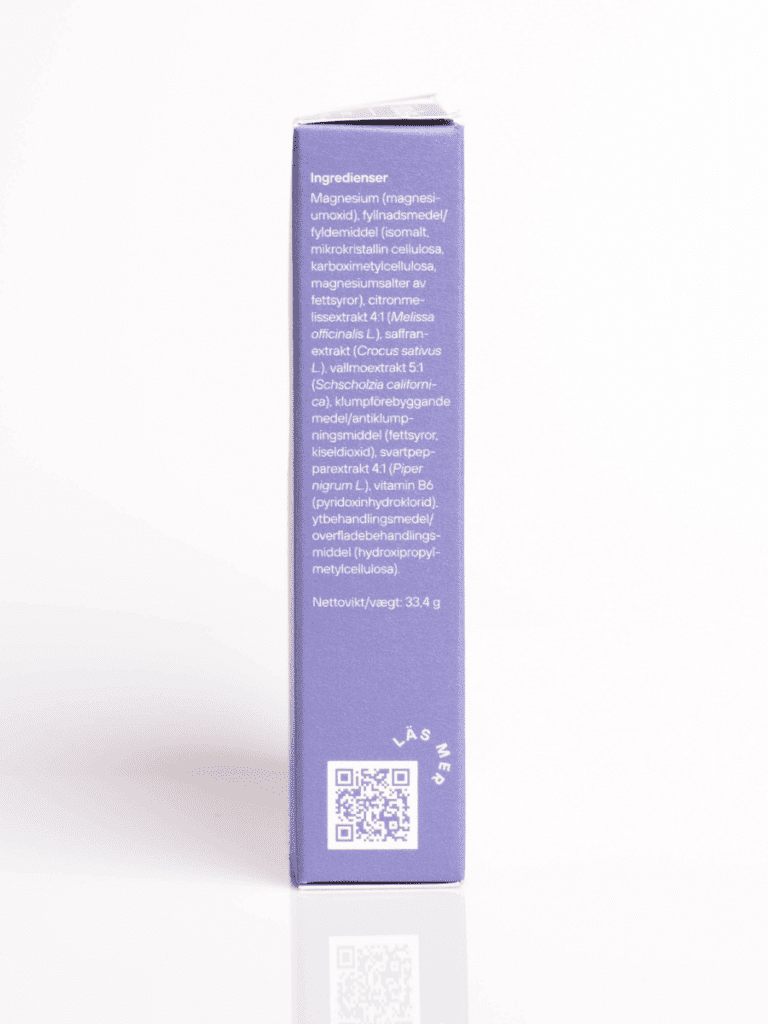 Lilla produktæske side med ingrediensliste i hvid tekst og QR-kode nederst