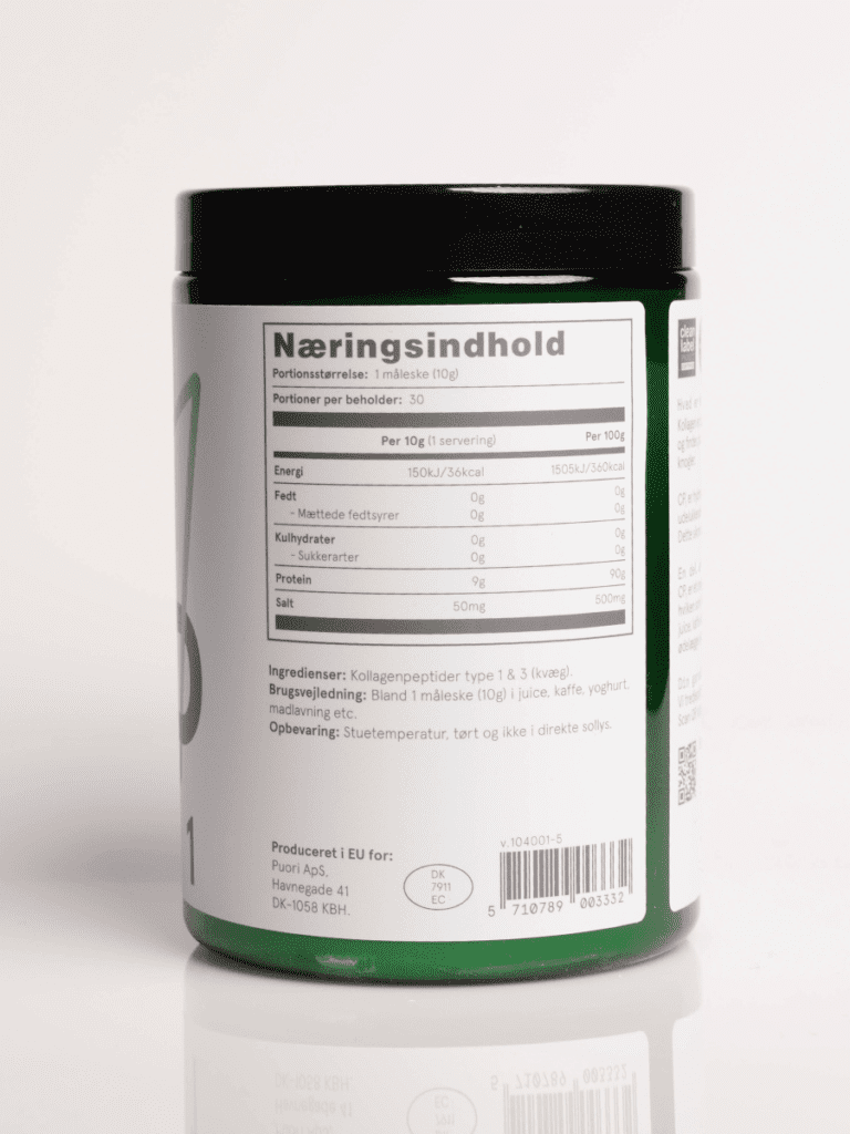 Grøn kosttilskudsbøtte med sort låg og hvid etiket med næringsindhold, ingredienser og stregkode