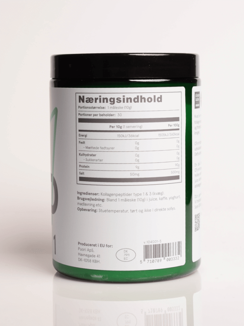 Grøn kosttilskudsbøtte med sort låg og hvid etiket med næringsindhold, ingredienser og stregkode