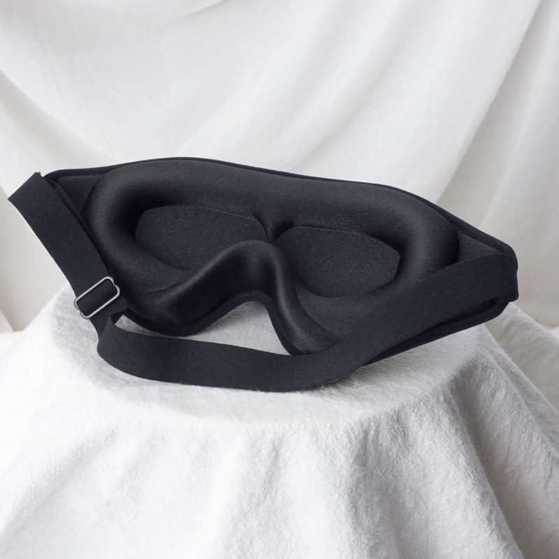 Sort 3D kontureret sovemaske i skum med justerbar elastisk rem