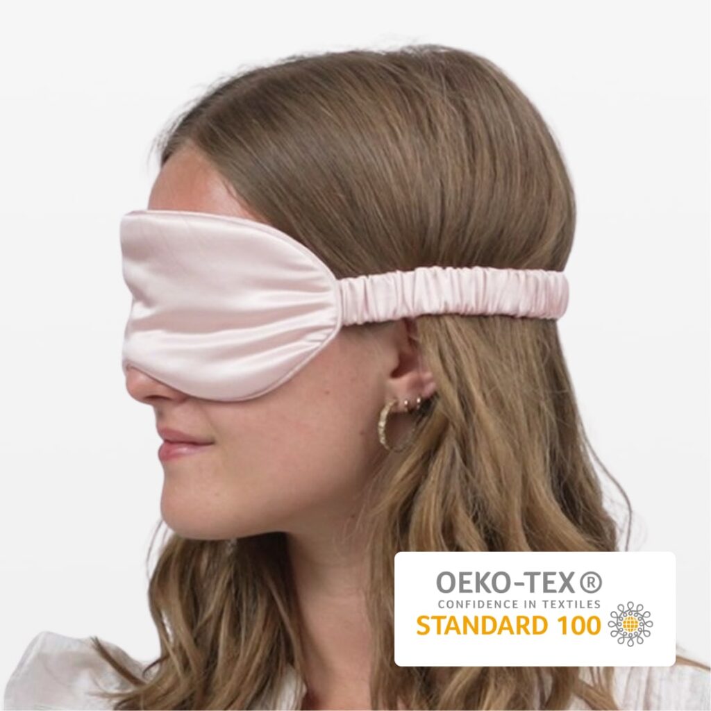 Lyserød satin øjenmaske med elastisk rynket strop på kvindes profil, OEKO-TEX Standard 100 mærke