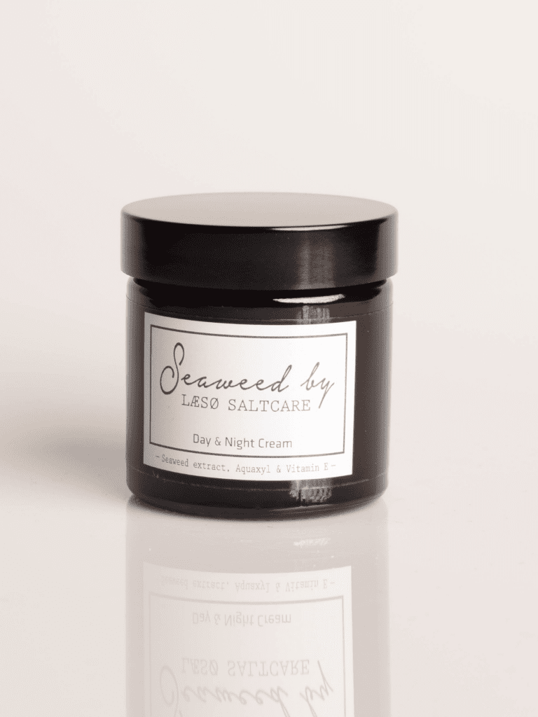 Brun glaskrukke med sort låg, label Seaweed by Læsø Saltcare Day & Night Cream hudcreme