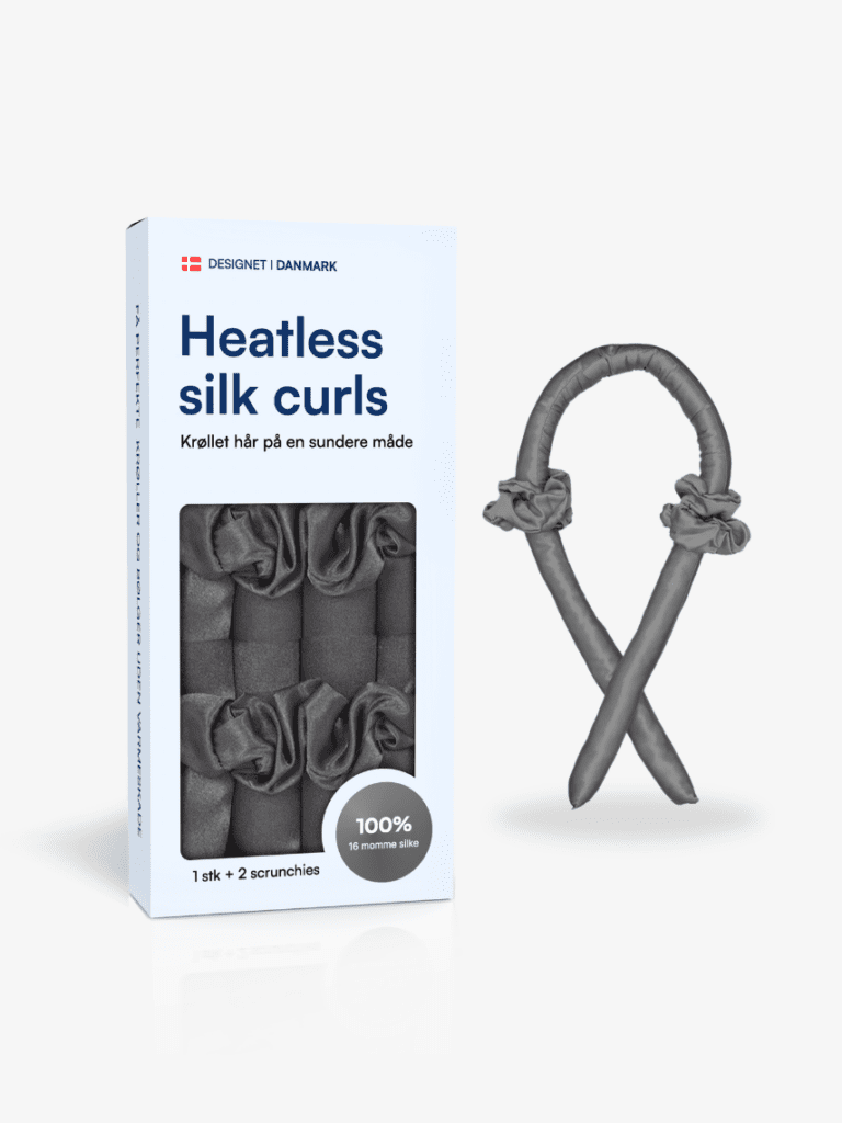 Heatless silk curls sæt: lyseblå æske med 100% silkestave og to grå scrunchies til skånsomme varmefri krøller
