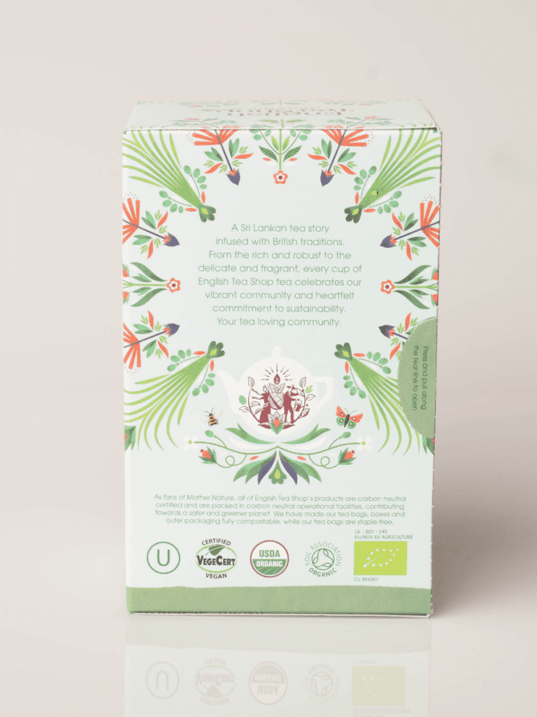 Bagside af grøn floral teæske med tepotte-illustration, tekst om bæredygtighed og økologiske certificeringslogoer