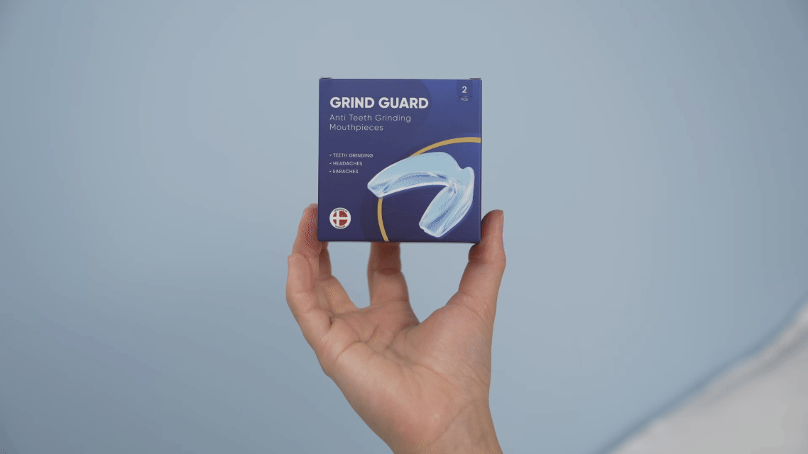 Grind Guard natbidskinne mod tandskæring, blå pakke holdt i hånd