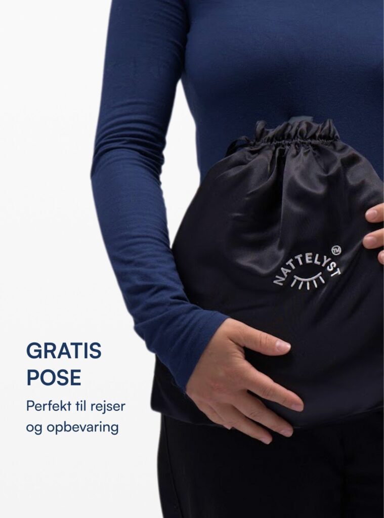 Sort opbevaringspose med Nattelyst-logo i hånden, velegnet til rejser og opbevaring