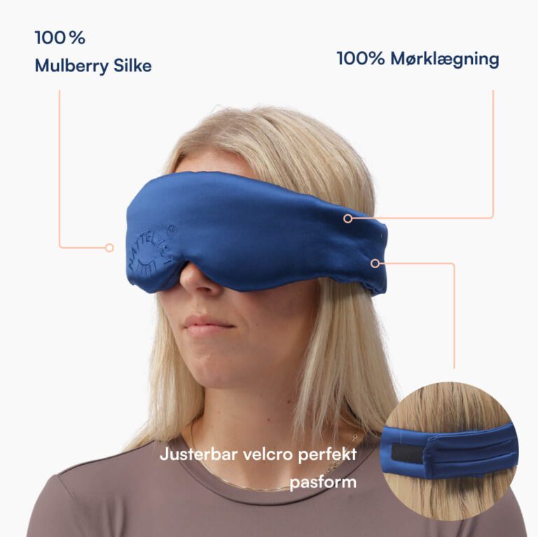 Kvinde med blå mulberry-silke sovemaske, 100% mørklægning og justerbar velcro bagtil