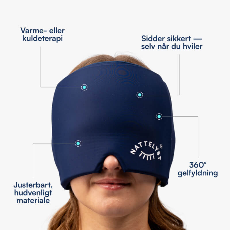 Kvinde iført blå NATTELYST øjenmaske med 360° gelfyldning, justerbart hudvenligt materiale og varme- eller kuldeterapi