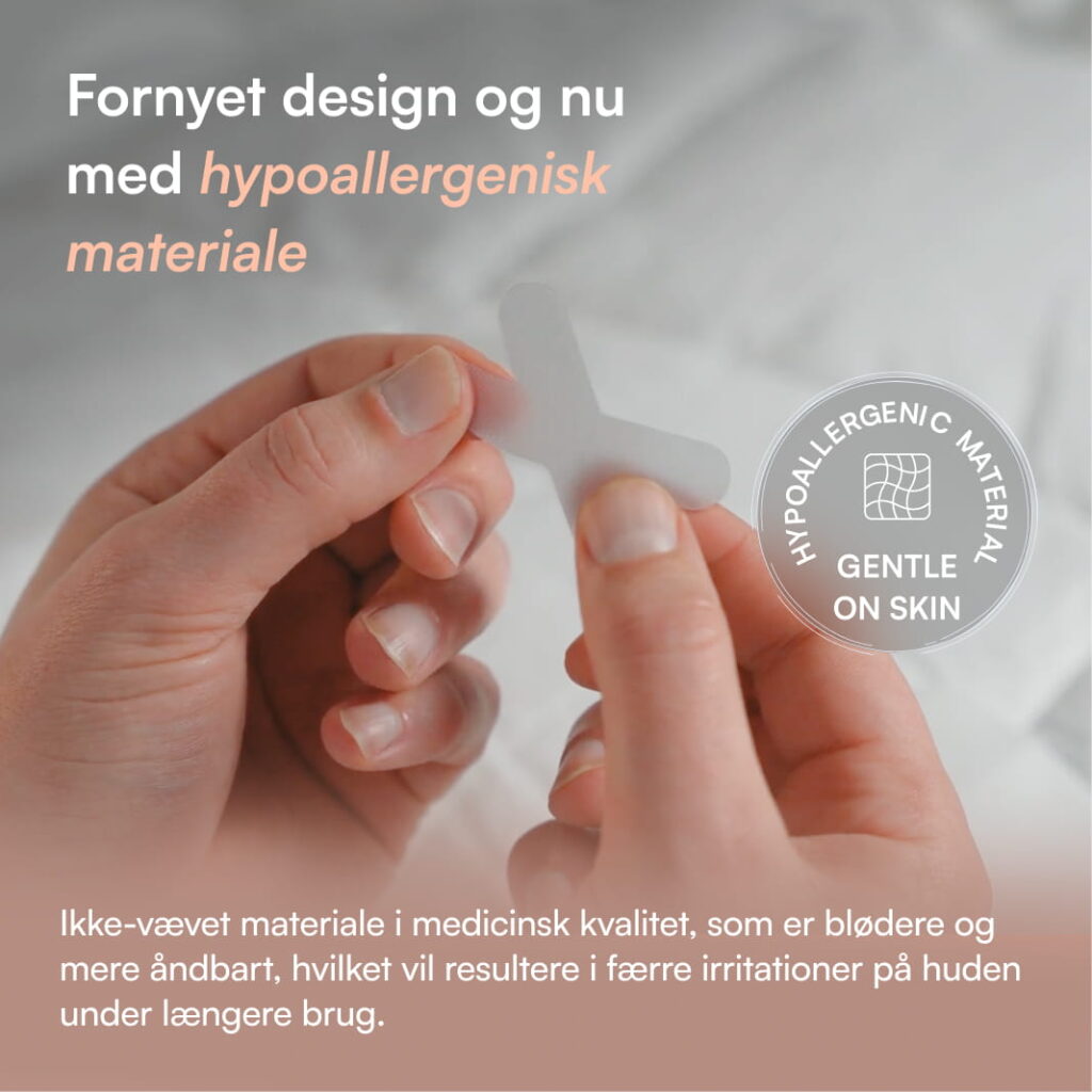 To hænder holder x-formet mundtape i hypoallergent, åndbart materiale med Gentle on Skin-mærke
